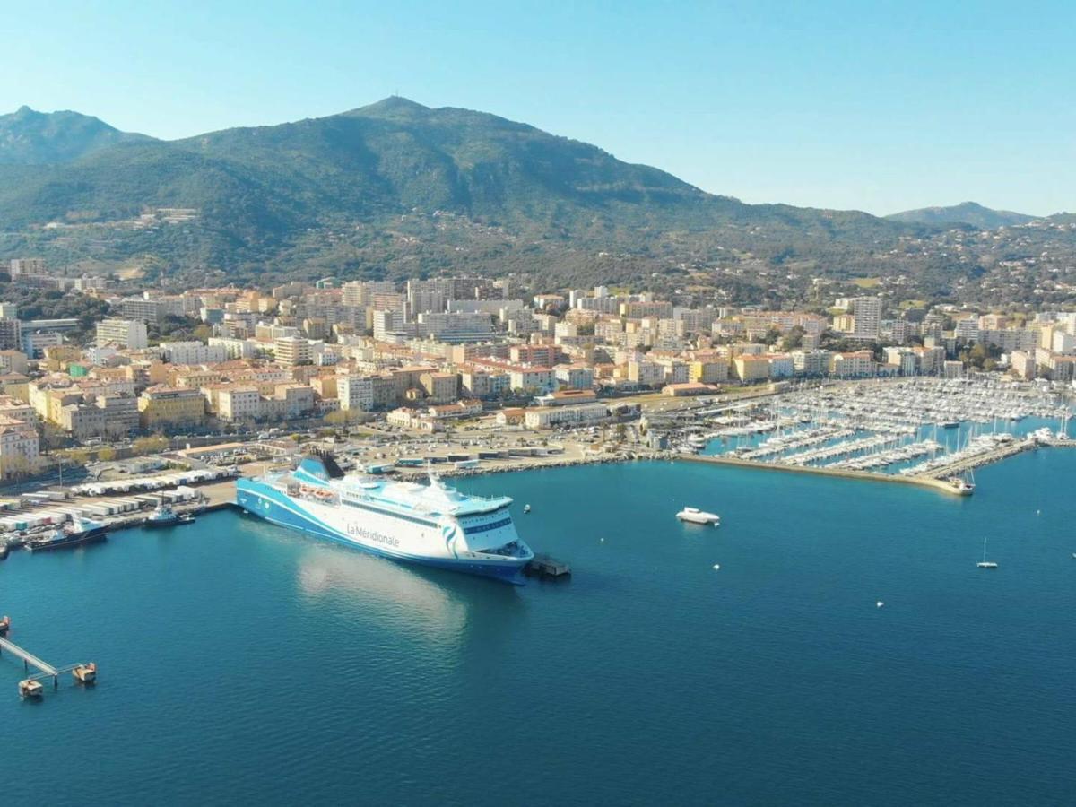 2 Pieces Avec Parking A Ajaccio - Fr-1-61-474